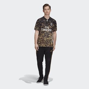 Los Blancos, along with their sponsor Adidas, have launched a new limited edition shirt which will be seen on video game FIFA 20. The key detail is the gold confetti style on a black background. This will not be used by the first team for an official matc