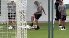 A sus 71 años, Pellegrini se atreve al desafío de meter el balón por detrás del arco: el final es sorpresivo