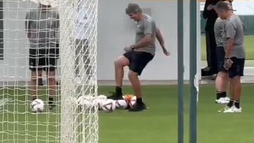 A sus 71 años, Pellegrini se atreve al desafío de meter el balón por detrás del arco: el final es sorpresivo