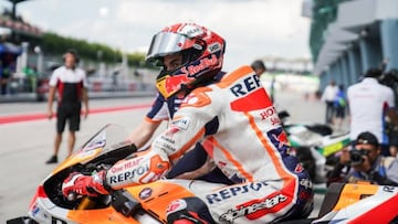 M&aacute;rquez sale del box durante un gran premio de 2019.