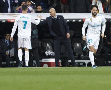 Último cambio en el Real Madrid. Se va Cristiano Ronaldo y entra Isco. Gran ovación para el reciente ganador del Balón de Oro.