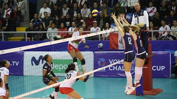 Ataque de la selecci&oacute;n femenina de voleibol del Per&uacute; ante Croacia en la Copa Challenger, celebrada en Lima.