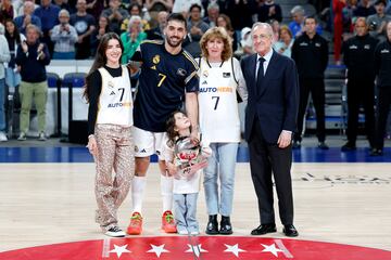 Facundo Campazzo con su familia y Florentino Pérez, que le entregó el MVP al mejor jugador de la temporada en la Liga Endesa.