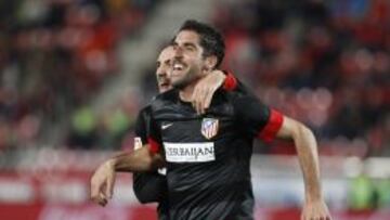 Juanfran abraza a Raúl García después de marcar.