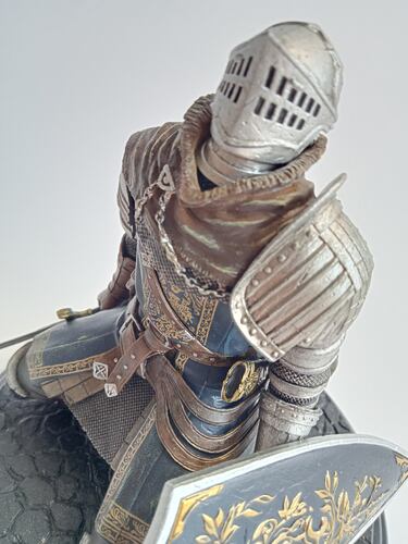 Los fans de Dark Souls no pueden perderse este par de brutales figuras: Knight of Astora y Black Night