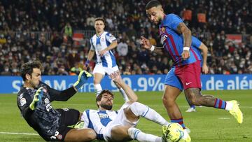 Soccer Football - LaLiga - FC Barcelona v Espanyol - Camp Nou, Barcelona, Spain - November 20, 2021 Espanyol&#039;s Diego Lopez fouls FC Barcelona&#039;s Memphis Depay to concede a penalty REUTERS/Albert Gea
 PUBLICADA 22/11/21 NA MA16 5COL