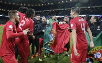 Los jugadores de Portugal celebran la clasificación.