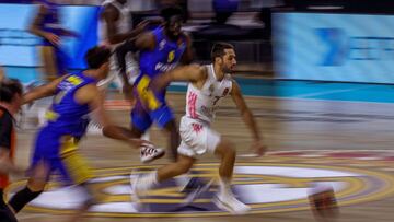 GRAF1326. MADRID, 18/11/2020.- El base argentino del Real Madrid Facundo Campazzo (d) supera a varios rivales del Maccabi Tel Aviv en partido de Euroliga que se disputa este jueves en el Wizink Center. EFE/ JuanJo Martin