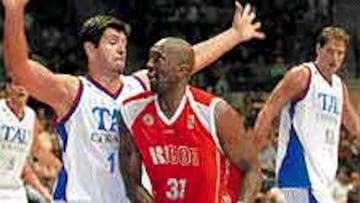 <b>BARRERA.</b> Jelic obstaculiza un ataque de Harper Williams.