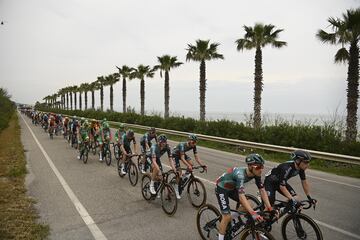 El pelotón durante la tercera etapa del Giro de Italia 2023 con 202 km de recorrido entre Vasto y Melfi. 
