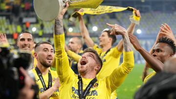Soccer Football - Europa League Final - Villarreal v Manchester United - Polsat Plus Arena Gdansk, Gdansk, Poland - May 26, 2021 Villarreal's Alberto Moreno celebrates with the trophy after winning the Europa League Pool via REUTERS/Michael Sohn