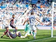 SAN SEBASTIÁN, 04/04/2026.- El delantero de la Real Sociedad Mikel Oyarzábal (c) intenta batir al portero del Levante UD, Matthew Ryan (c-i), durante el partido de LaLiga EA Sports disputado este sábado en el Estadio de Anoeta de San Sebastián. EFE/Javier Etxezarreta