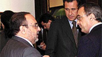 <b>RELAÑO, CON FOLRENTINO Y VALDANBO</B>. El director de AS, Alfredo Relaño, fue uno de los invitados al acto al ser este periódico uno de los impulsores del partido benéfico del próximo 15 de abril.