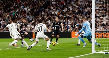 1-2. Óscar Rodríguez se va de Raúl Asencio en la línea de fondo, pone un pase hacia atrás y Dani Raba, con la pierna izquierda, anota por bajo superando a Andriy Lunin.