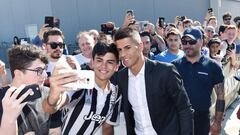 Cancelo, junto a un aficionado.