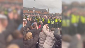 Dos equipos que se odian a muerte, respetan la barrera policial que los se paran entre sí y son tendencia mundial.