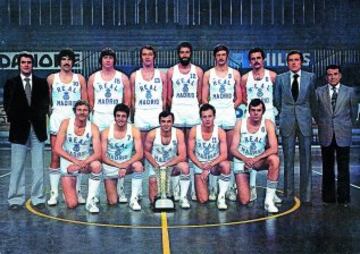 El Real Madrid de baloncesto conseguía su sexta Copa de Europa, en Múnich, al ganar 75-67 al Mobilgirgi italiano con una gran actuación de Walter Szczerbiak (26 puntos).