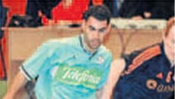 Joan Linares se va de un rival.