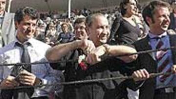 <b>SATISFECHO</B>. Jesús Gil escoltado por sus hijos Miguel Ángel, Óscar y Jesús acudió ayer por la tarde a la plaza de Las Ventas y estuvo disfrutando con la machada de un torero con tendencias rojiblancas como El Juli. Fue el primero en pedir la oreja para el maestro, que es, junto con José Tomás y Miguel Abellán, uno de los que ya ha dado el sí para la corrida del Centenario en septiembre.