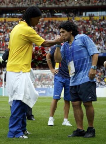 Maradona se rindio ante Ronaldinho