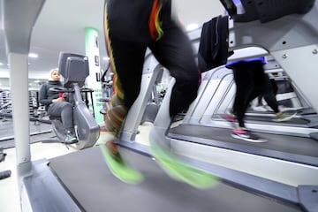 Sesión matutina de entrenamiento en un gimnasio local en Qatif.