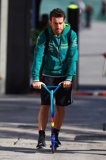 Fernando Alonso llega al Circuito Internacional de Bahréin en patinete.