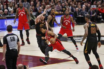 Kevin Love defendiendo a Kyle Lowry.