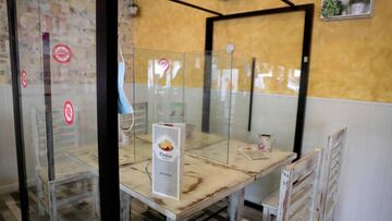 Un sistema de mamparas que protege la mesa y a los comensales instalada de forma piloto en un bar de Madrid.