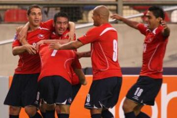 2009: En el Estadio Monumental de Lima, Chile rompió una racha de 24 años sin ganar en la capital peruana, y venció al 'Rimac' por 3-1. Sánchez, Suazo y Fernández anotaron para los dirigidos por Marcelo Bielsa. Descontó Johan Fano para los locales.