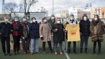 Homenaje a las jugadoras del &#039;primer&#039; partido de f&uacute;tbol femenino en Espa&ntilde;a. 
  