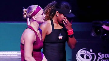 Kiki Bertens consuela a Naomi Osaka tras su retirada por lesión en el partido de fase de grupos de las BNP Paribas WTA Finals Singapore.