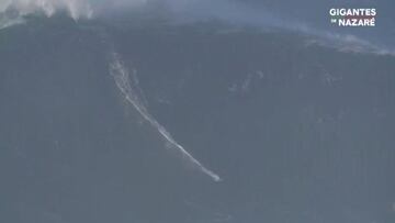 Sebastian Stedtner cogiendo una bomba en Nazaré del huracán Epsilon.