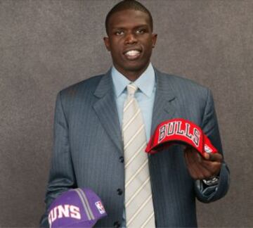 Luol Deng jugó entre 2004 y 2014 en los Bulls y fue un referente en Chicago aunque fue drafteado por Phoenix Suns (número 7 en 2004) y traspasado a la Ciudad del Viento a cambio de Jackson Vroman y una primera ronda posterior.