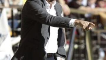 El entrenador del Deportivo Víctor Fernández durante el partido de la decimosexta jornada de la Liga BBVA que disutan frnte al Villarreal hoy en el estadio de El Madrigal .EFE/ Domenech Castelló