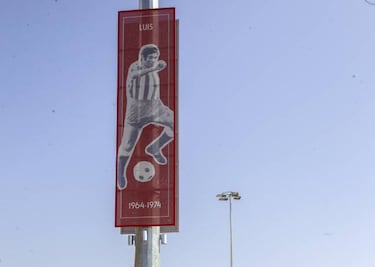 Atlético hail club legends with flag display at the Wanda