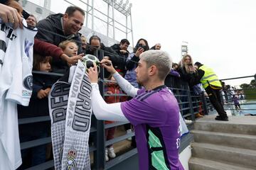 Valverde firma un autógrafo en una bufanda tras el entrenamiento abierto al público en el Di Stéfano.