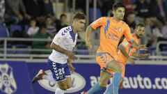 Jugador del Majadahonda se marcha con la pelota.