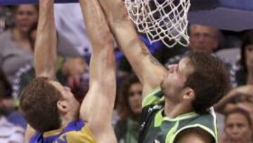 <b>INSFUCIENTE. </b>Freeland tapona una entrada a canasta de Jasen.