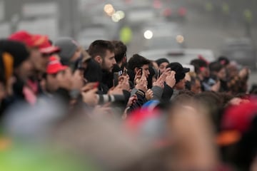 Los 'tifosi', seguidores de la Scuderia Ferrari, disfrutando de los primeros das del piloto britnico.