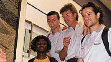 <b>BLANQUER Y SUS ESTRELLAS.</B> Un lujo de entrenador para unos atletas de lujo. Rafael Blanquer puede salir de los Mundiales de pista cubierta que hoy comienzan en Birmingham como uno de los técnicos con mayor número de medallas. En la imagen, posa junto a sus cuatro grandes estrellas, todas ellas candidatas a podio en la ciudad inglesa: Montaner, Alozie, Canal y Lamela.