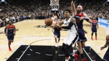 Danny Green lanza ante Marcin Gortat.