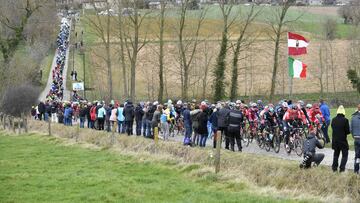 Imagen del pelot&oacute;n durante la disputa de la cl&aacute;sica Omloop Het Nieuwsblad de 2017.