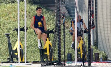 Hugo Guillamón entrenándose al margen del grupo.