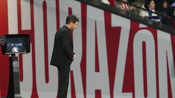 Simeone, con gesto serio, en el partido ante el Barcelona en el Cívitas Metropolitano.