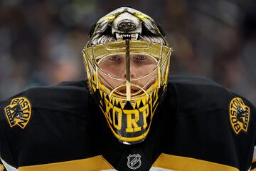 Seattle Kraken y Boston Bruins se enfrentaron en un partido de la NHL en el Climate Pledge Arena de Seattle (Washington) con victoria para los locales por 5-1. El portero finland¨¦s de los Bruins, Joonas Korpisalo, se hace grande ante la porter¨ªa durante el partido al tiempo que luce un original casco con su apodo ¡®Korpi¡¯ y una serigraf¨ªa de un oso polar.