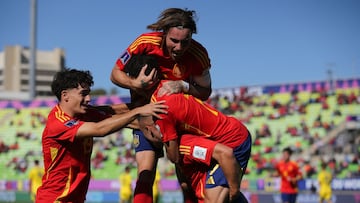 Spain's forward #17 Pablo Garcia (bottom) celebrates with teammates after scoring his team's first goal during the 2025 FIFA U-20 World Cup round of 16 football match between Ukraine and Spain at the Elias Figueroa Stadium in Valparaiso, Chile on October 7, 2025. (Photo by JAVIER TORRES / AFP)