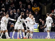 LONDON (United Kingdom), 04/01/2026.- Harrison Reed of Fulham (2-R) celebrates scoring the 2-2 goal during the English Premier League match between Fulham FC and Liverpool FC, in London, Britain, 04 January 2026. (Reino Unido, Londres) EFE/EPA/DAVID CLIFF EDITORIAL USE ONLY. No use with unauthorized audio, video, data, fixture lists, club/league logos, 'live' services or NFTs. Online in-match use limited to 120 images, no video emulation. No use in betting, games or single club/league/player publications.