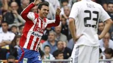 <b>GOLEADOR.</b> De las Cuevas marcó el gol que dio la victoria al Sporting y alejó al Madrid de la Liga.