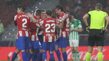 MADRID, 31/10/2021.- El delantero portugu&eacute;s del Atl&eacute;tico de Madrid Joao F&eacute;lix celebra con sus compa&ntilde;eros el gol conseguido ante el Real Betis, durante el partido de Liga de la jornada 12 en el estadio Wanda Metropolitano en Mad