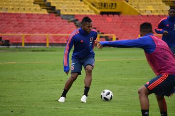 Miguel Borja controla con izquierda y busca la mejor opción de pase en la práctica de este miércoles en el estadio bogotano.